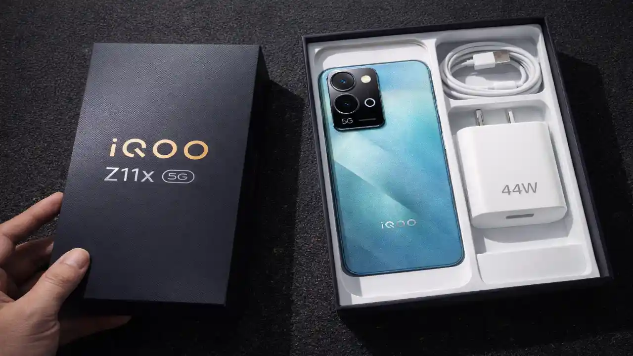 iQOO Z11x 5G स्मार्टफोन का बॉक्स अनबॉक्सिंग और अंदर के एक्सेसरीज़
