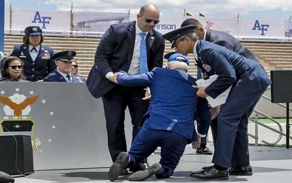 US: वायुसेना के उपाधिग्रहण समारोह में मंच से लड़खड़ाकर गिरे राष्ट्रपति बाइडन