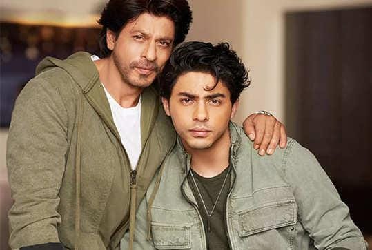 अभिनेता शाहरुख खान ने शूटिंग पर पहुंचकर बेटे Aryan को दिया खास सरप्राइज