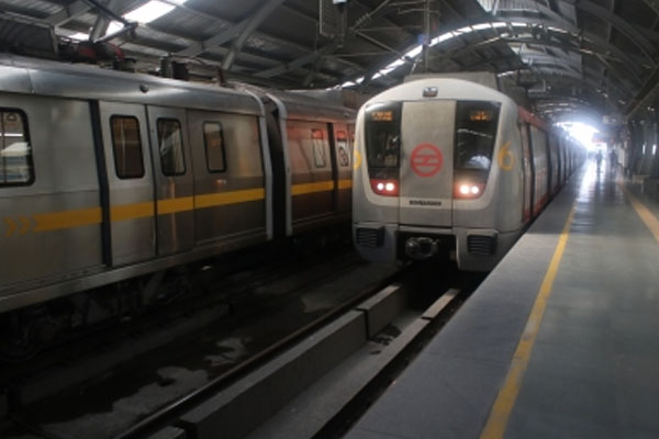 दिल्ली मेट्रो के सामने कूदा शख्स, मौत