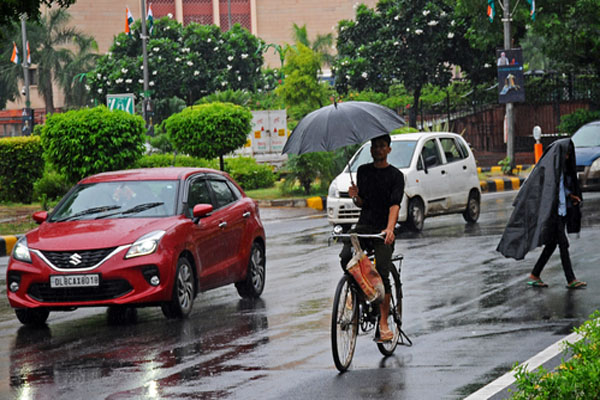 दिल्ली में बारिश से चिलचिलाती गर्मी से राहत, तापमान में गिरावट