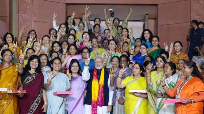 PM मोदी बीजेपी दफ्तर पहुंचे, महिला कार्यकर्ताओं ने फूल बरसाकर किया स्वागत